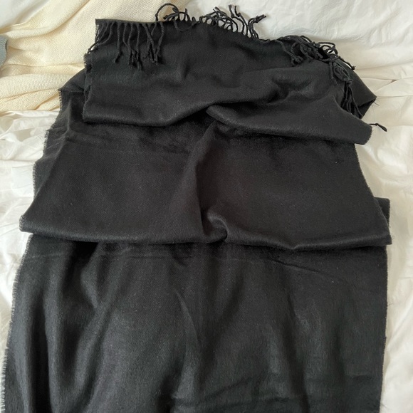 H&M scarf - Picture 3 of 3